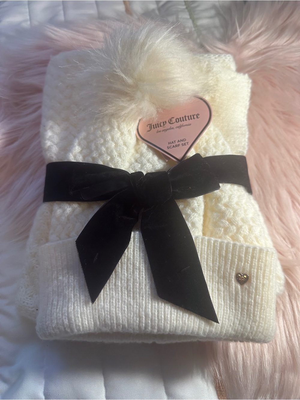 Juicy Couture ' Beige Knit
Beanie & Scarf set.